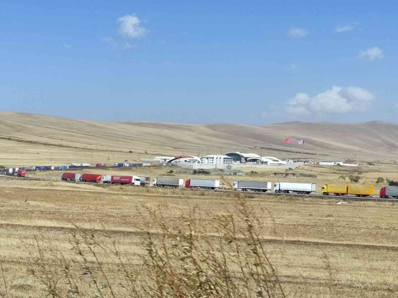 Gürcistan sınırında 8 kilometrelik tır kuyruğu
