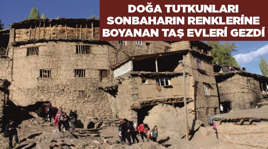 Doğa tutkunları sonbaharın renklerine boyanan taş evleri gezdi