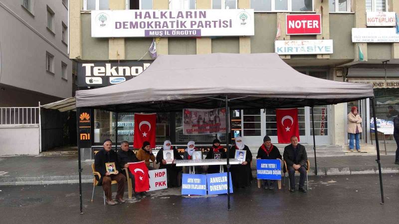 HDP önünde evlat nöbetindeki anneler İstanbul’daki terör saldırısını kınadı