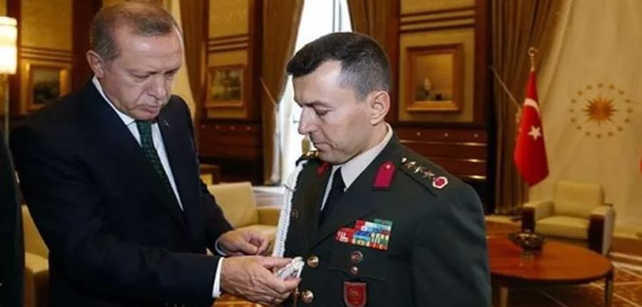 Cumhurbaşkanlığı yaverlerindeki o kordonun anlamı!