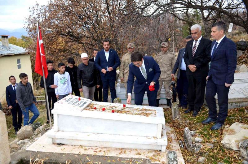 Şehit öğretmen Uytun, mezarı başında anıldı
