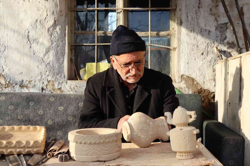 Taşı oyarak birbirinden güzel biblolar yapıyor
