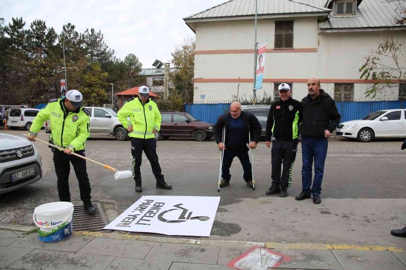 Polis ve engelliler birlikte, engelli park yerlerini çizdi
