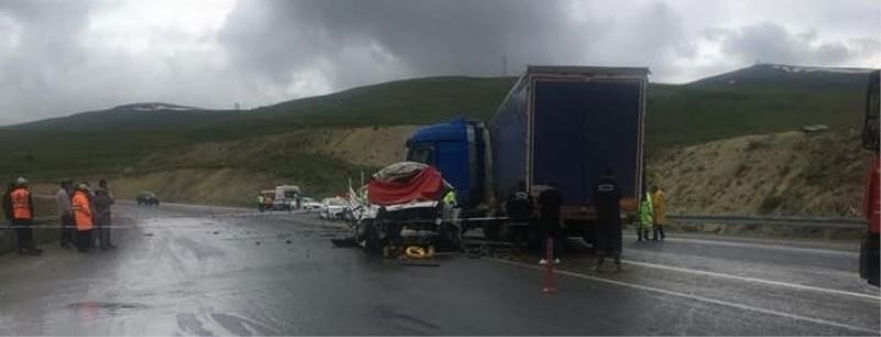 Erzurum’da kamyonet tırla çarpıştı: 2 ölü
