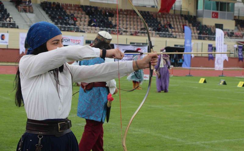 Erzincan’da düzenlenen Geleneksel Okçuluk Türkiye Şampiyonası renkli görüntülere sahne oldu
