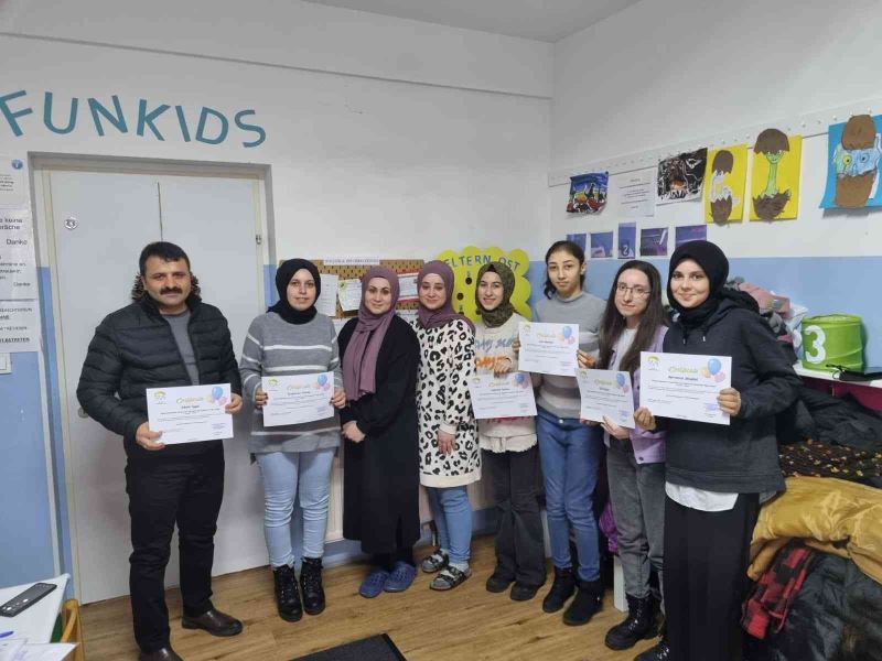 Lise öğrencileri Avusturya ve Çekya eğitiminden döndü
