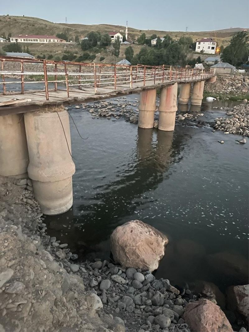 Karlıova’da boğulma tehlikesi geçiren kardeşler kurtarıldı
