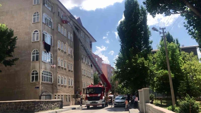 Anne anahtarı evde unuttu, 1 yaşındaki bebek evde mahsur kaldı
