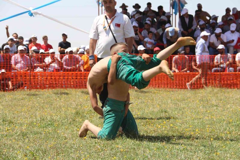 Erzurum Ovası Güreş Festivali’nde güreşçiler nefes kesti
