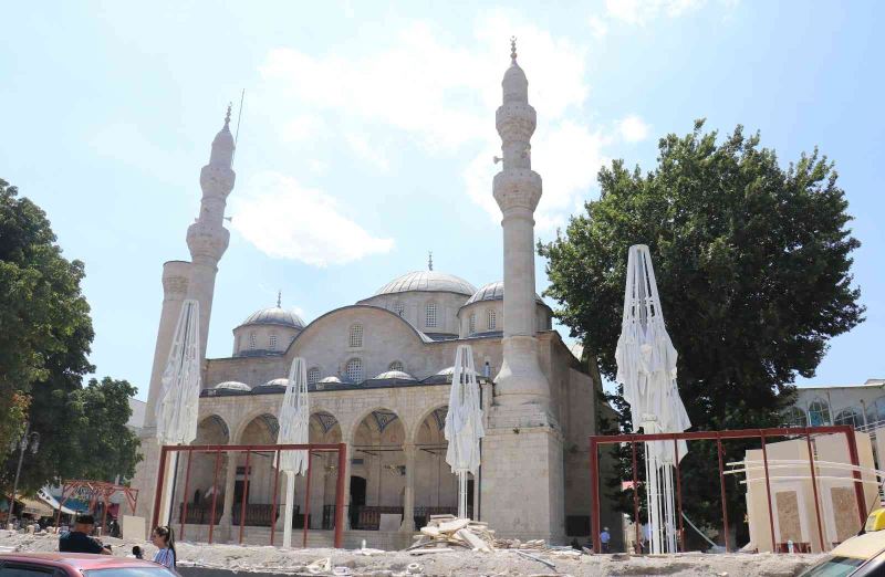 Tarihi cami avlusunda yapılan beton bloklar kaldırıldı
