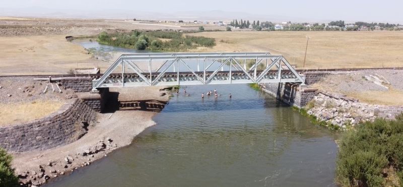 Kars’ta termometreler 35’i gördü, caddeler boş kaldı
