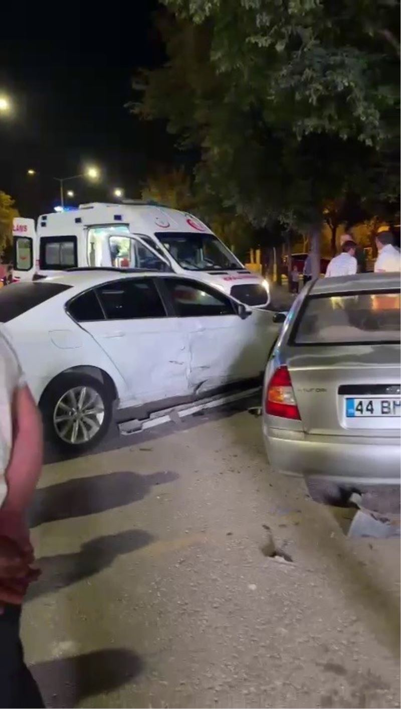 Direksiyon hakimiyetini kaybeden otomobil park halindeki araca çarptı
