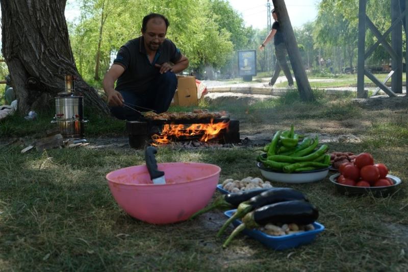 Erzincan’da sıcaktan bunalan vatandaşlar Ekşisu’ya akın ediyor
