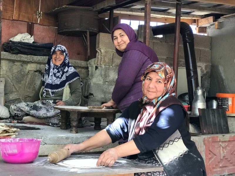 Köy kadınlarından zorlu tandır ekmeği yapımı
