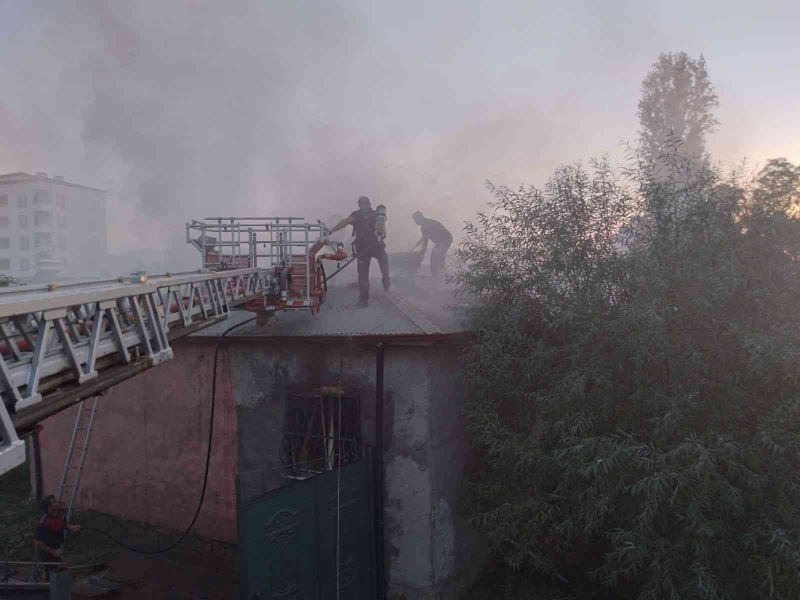 Müstakil evde yangın çıktı, evi eşinin yaktığını iddia etti
