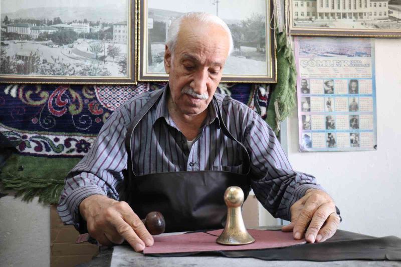 80 yaşında ilk günkü heyecanla mesleğini sürdürüyor
