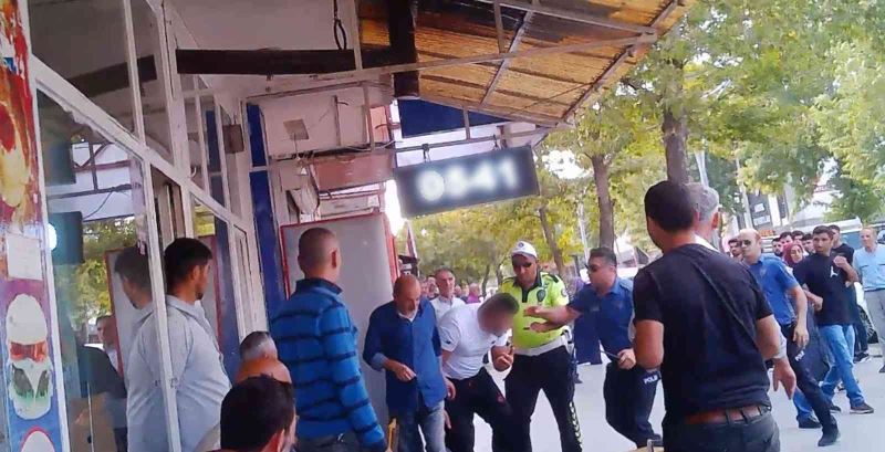 Etrafa saldıran alkollü şahıs orantılı güç kullanılarak gözaltına alındı
