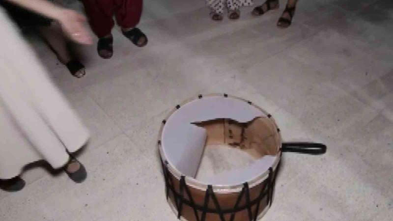 Çılgın davulcu kendinden geçti, davulu patlattı
