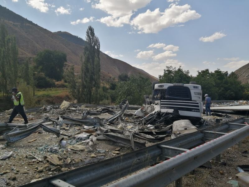 Seyir halindeki tır yola devrildi felaket kazada şoför feci şekilde hayatını kaybetti
