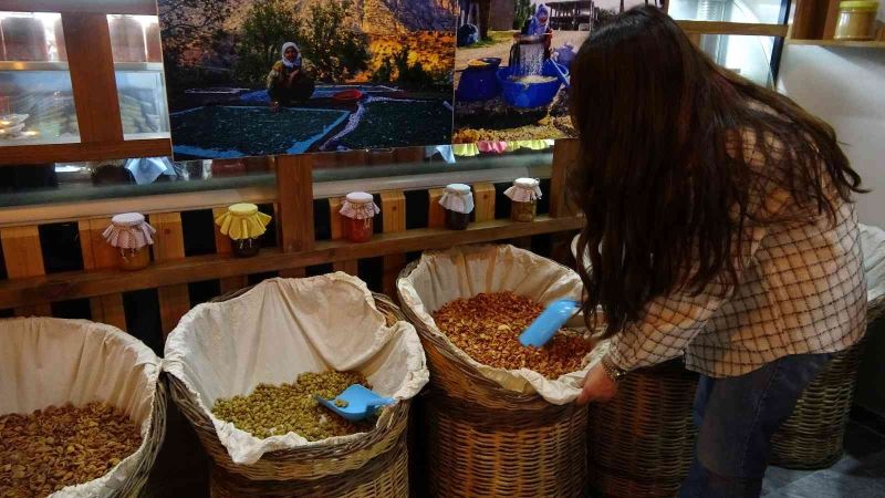 Yüksekova’da organik ürün satışına ve yöresel yemeklere kadın eli değdi

