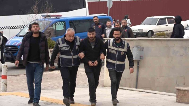 Sokak ortasında çatışmışlardı: Yürüyen ’suç makineleri’ yakalandı
