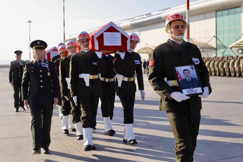 Şehit olan askerlerin cenazeleri Ağrı’dan memleketlerine uğurlandı
