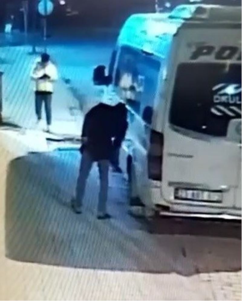 Durduk yere minibüsün lastiğini kesip yoluna devam etti
