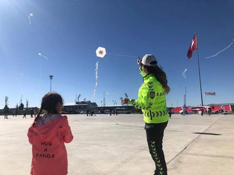 Uçurtmalarını polis eşliğinde uçurdular
