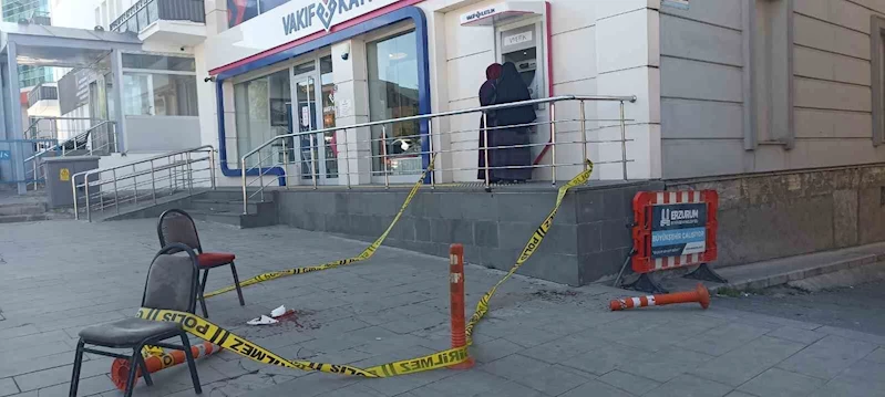 Annesiyle gönül ilişkisi olduğunu düşündüğü şahsı bıçakla yaraladı
