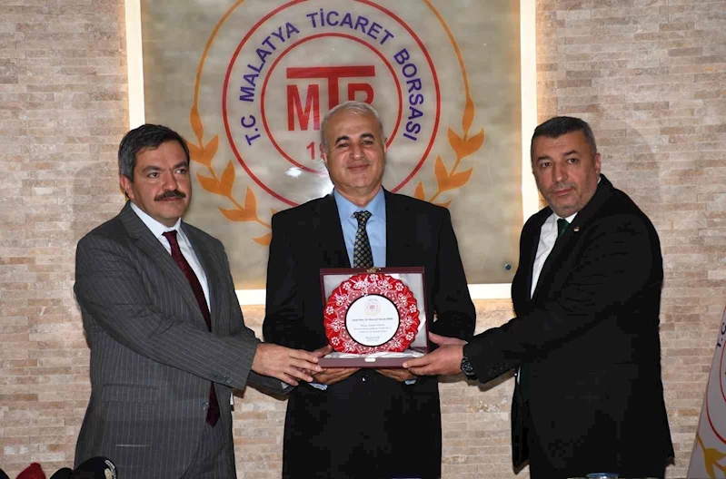 Ödül alan ‘Malatya Kayısısı’ kitabında emeği geçenlere plaket
