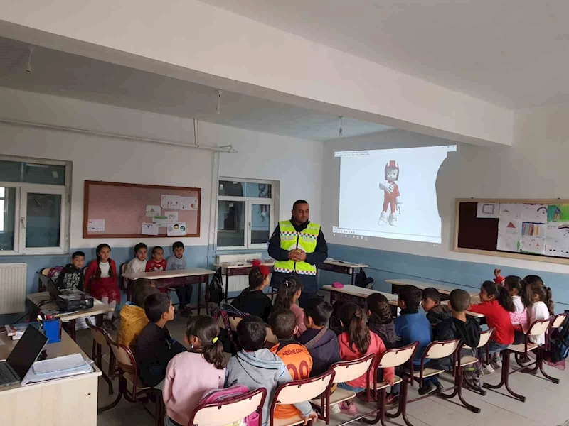 Ağrı’da jandarma ekipleri trafik kuralları hakkında öğrencileri bilgilendiriyor
