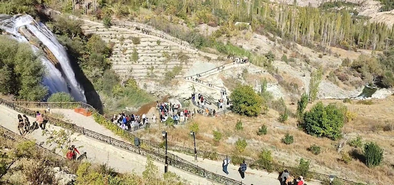 Bin kişilik öğrenci kafilesi Uzundere’yi gezdi
