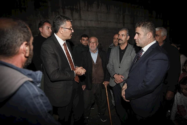 Vali Çelik, gece yarısı vatandaşların ayağına gitti
