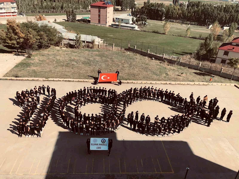 Bulanık’ta 100’ncü yıla özel öğrencilerden koreografi
