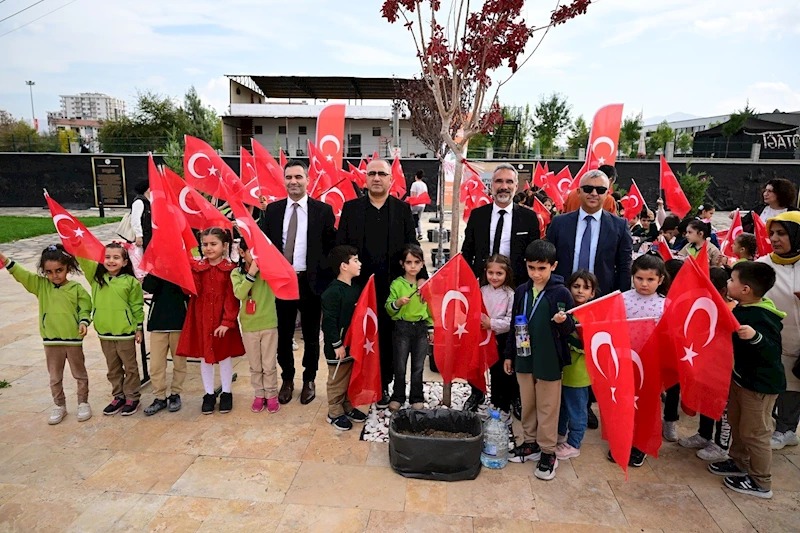 Minikler, ektikleri 100 tohumla geleceğe nefes oldular
