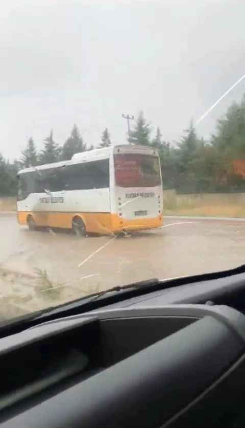 Halk otobüsü yağmur suyunda mahsur kaldı
