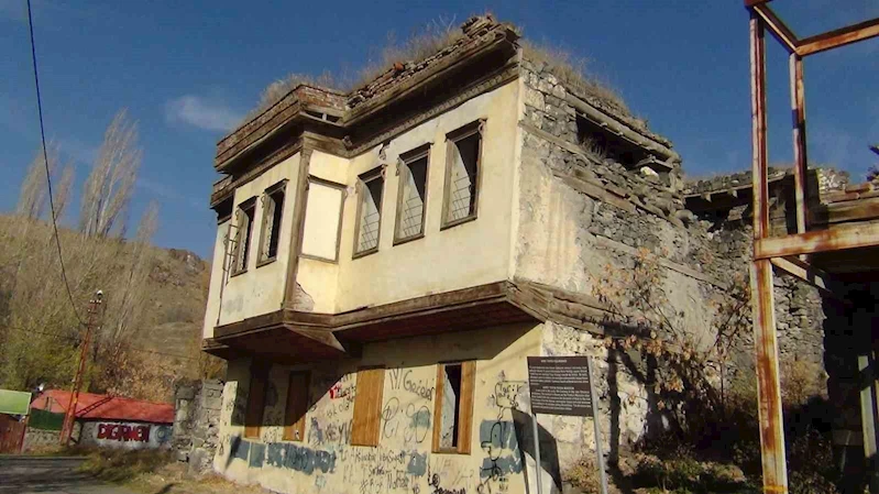 Kars’ta 19. yüzyıldan kalan paşa konağı yıkılmaya yüz tuttu
