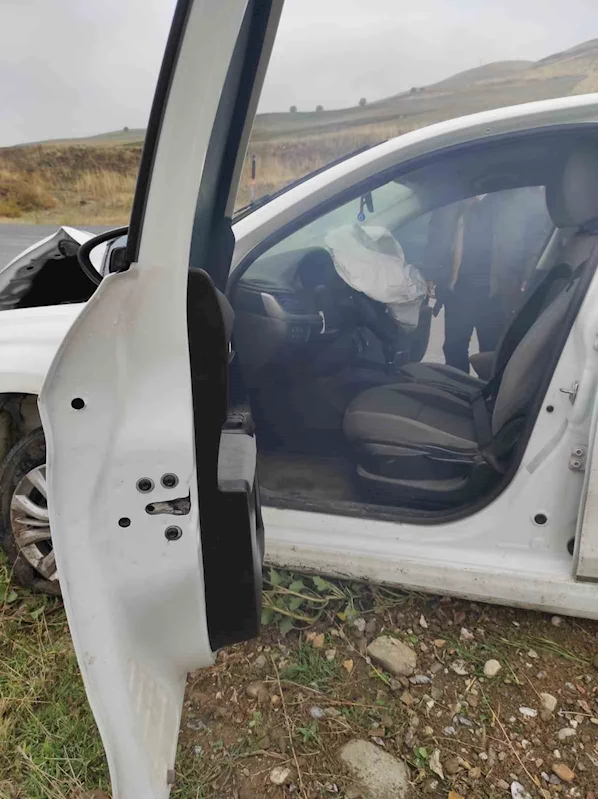 Kontrolden çıkan otomobil aydınlatma direğine çarptı: 1 yaralı
