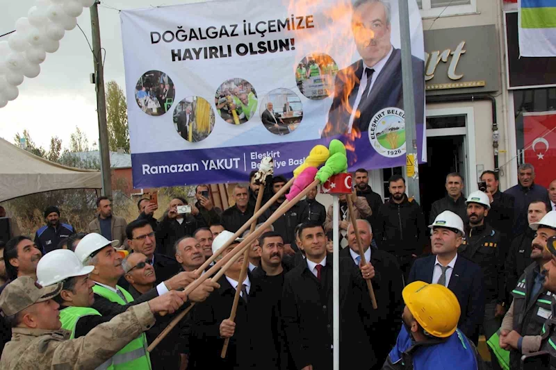 Eleşkirt’te 30 yıllık doğalgaz hasreti sona erdi
