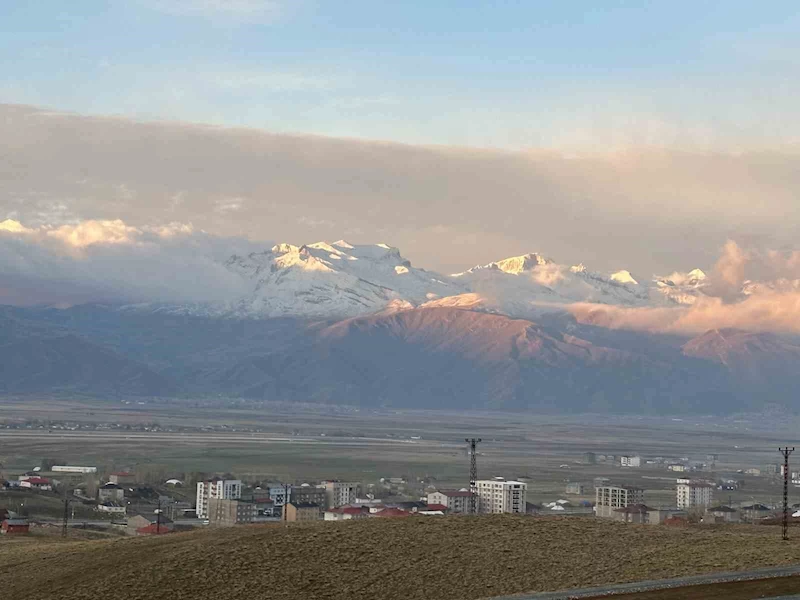 Yüksekova dağları beyaza büründü
