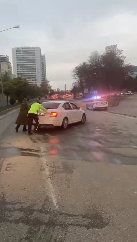 Yolda kalan kadın sürücünün yardımına, polis ekipleri yetişti
