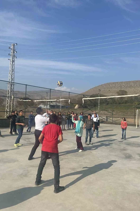 Kars’ta kaymakam öğrencilerle kitap okudu, voleybol oynadı
