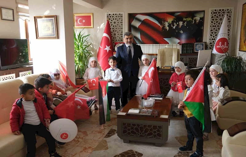 Minik Kur’an kursu öğrencileri Filistinli kardeşlerini unutmadı
