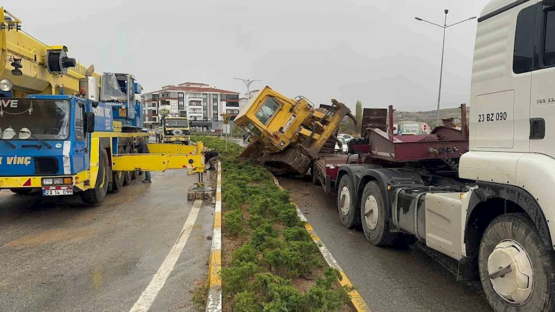Elazığ’da taşıma aracının üstündeki dozer devrildi
