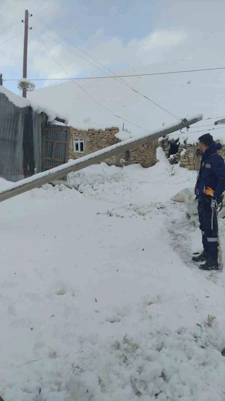 Tekman’da direkler devrildi, 30 mahalle 3 gün karanlıkta kaldı
