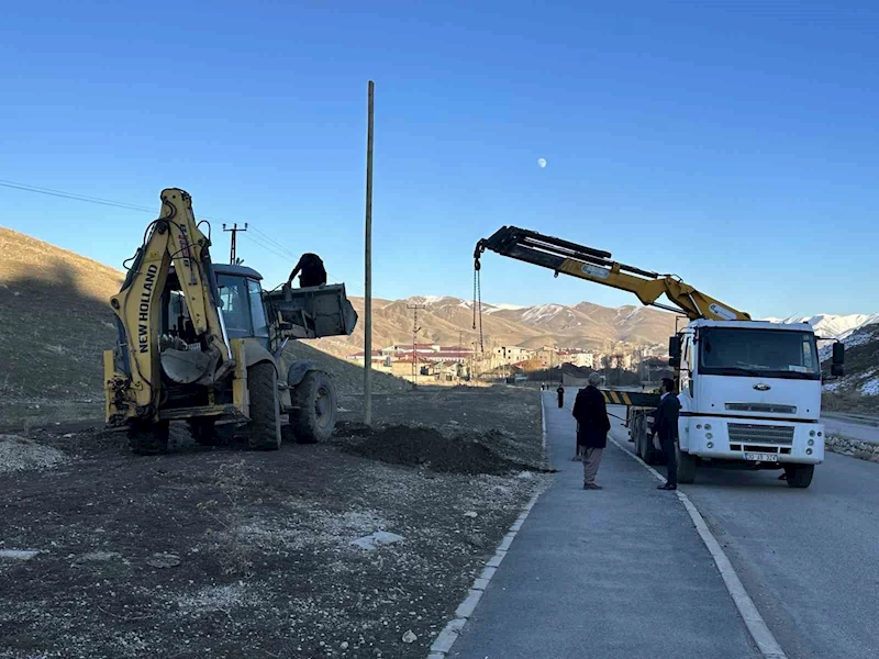 Yüksekova’daki TOKİ yolu aydınlatılıyor
