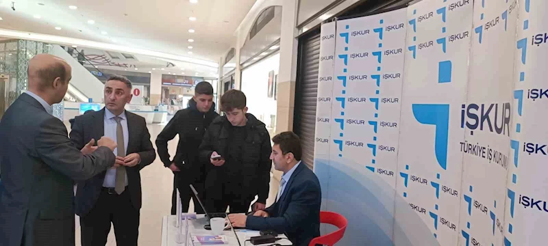Şehrin çeşitli yerlerinde  tanıtım için stant açıyorlar
