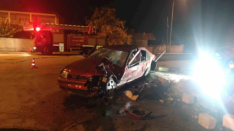 Saat kulesine çarpan otomobilin sürücüsü hayatını kaybetti

