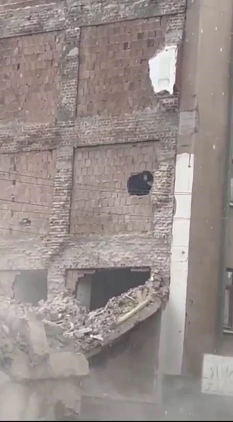 Hasarlı binayı yıkarken sağlam bina zarar gördü
