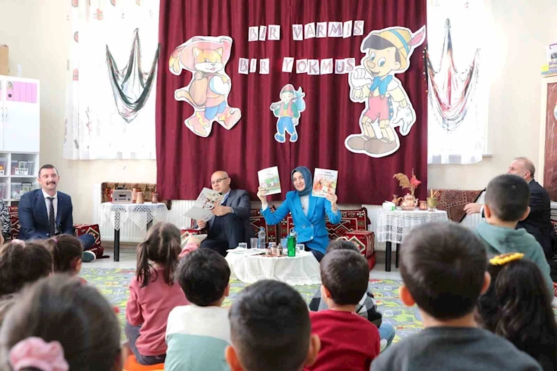 Ağrı Valisi Koç ve eşi, miniklere masal okudu
